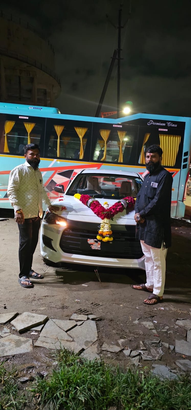 Force Tempo Traveller front view - car rental Aurangabad
